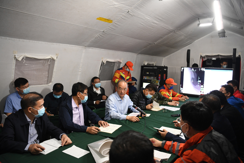 黄强在甘孜州泸定县指导抗震救灾工作并主持召开省市(州)县前线联合指挥部会议时强调坚决贯彻落实习近平总书记重要指示精神全力救援受灾群众最大限度减少人员伤亡「相关图片」